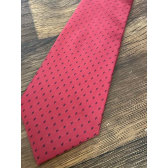 BANANA REPUBLIC 100 % Silk Tie Red & Black Mini Dot Pattern - Picture 5 of 10